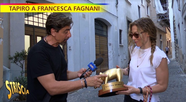 Striscia, Tapiro a Francesca Fagnani dopo la censura Rai su Fedez a Belve: «Difendo la mia scelta»