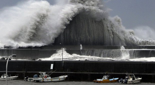 Il tifone Jebi flagella il Giappone, almeno 7 morti. Osaka in ginocchio, aeroporto allagato