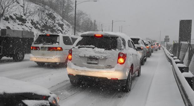 Stati Uniti, 8 morti per una tempesta di neve: New York paralizzata