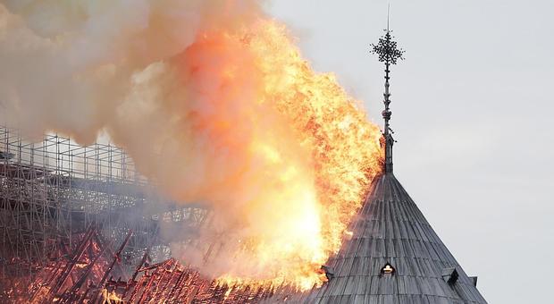 Notre-Dame, l'incendio scatena i complottisti: «È stato l'Isis, o Macron. O un castigo di Dio contro il Papa»