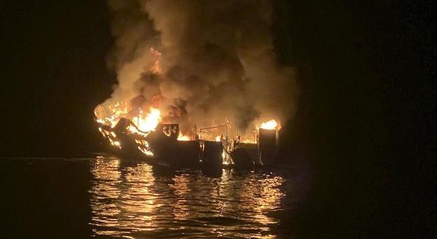 A fuoco barca con 34 sub a bordo: recuperati venti cadaveri. Si teme siano tutti morti