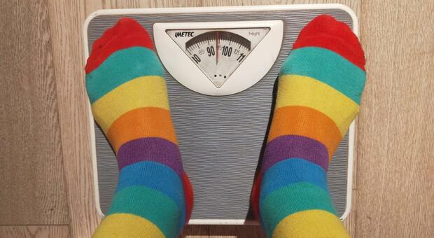 Giornata mondiale dell'obesità, in sovrappeso un italiano su due. Allarme bambini: 2 su 3 non mangiano verdura, allo smartphone 2 ore al giorno