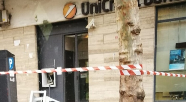 Assalto al bancomat dell'Unicredit ad Eboli: colpo fallito