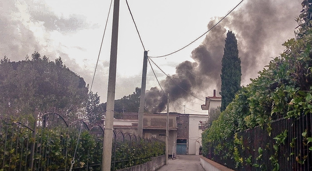 Pomigliano, discarica a fuoco: gli eco-criminali tornano a colpire