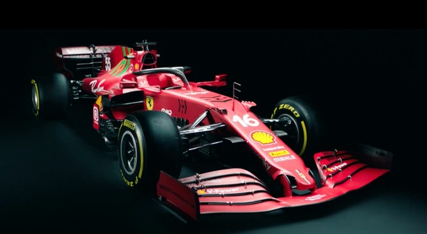 Ferrari, svelata la nuova SF21 di Charles Leclerc e Carlos Sainz: livrea rivoluzionata e posteriore amaranto