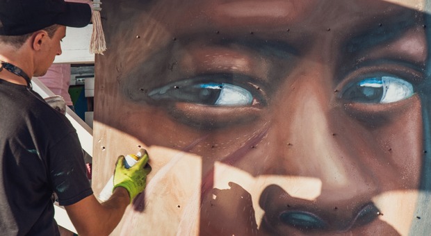 Jorit dipinge al Dum Dum for Africa: un murale contro la povertà del Sud