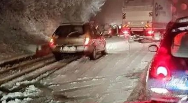 Maltempo, neve in Molise: centinaia di automobilisti bloccati per ore notte sulla strada tra Isernia e Campobasso