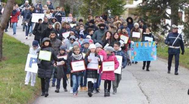 Bambini dell'Acr e famiglie in marcia per dire no alla guerra e sì alla pace