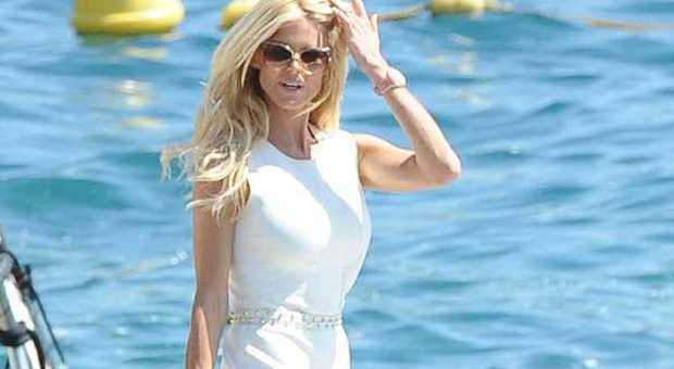 Victoria Silvstedt arriva a Cannes in barca: tacchi vertiginosi e abitino bianco