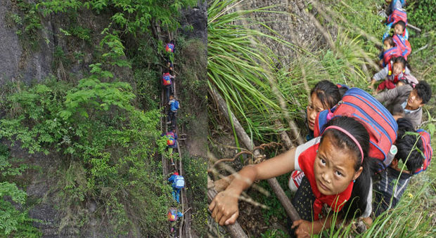 I bambini cinesi che scalano la montagna per andare a scuola