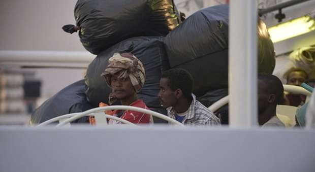 Napoli, sbarco all'alba al porto: il caso dei 98 minori non accompagnati