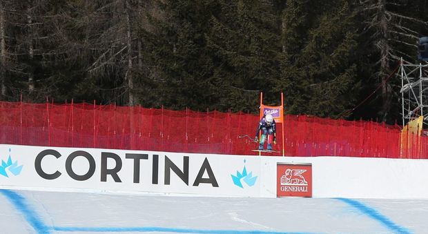 Un'atleta impegnata durante la scorsa edizione delle gare di Coppa del mondo femminile a Cortina d'Ampezzo
