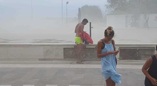 Pescara, bufera di vento oscura la città: fuga dalla spiaggia