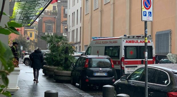 Napoli, noto chirurgo trovato morto in una stanza d'albergo: è giallo