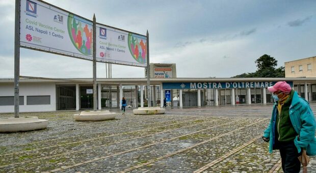 Vaccini in Campania, esaurite scorte Pfizer e Moderna: aperti solo due hub su cinque a Napoli