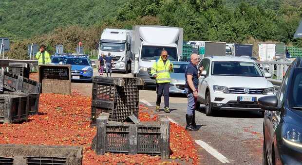 Tir perde carico di pomodori, chiusa l'autostrada A16: caos e disagi