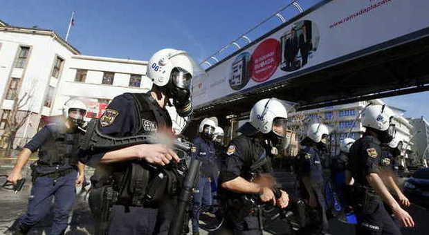 Turchia, dopo il voto torna la tensione: accuse di brogli e scontri ad Ankara