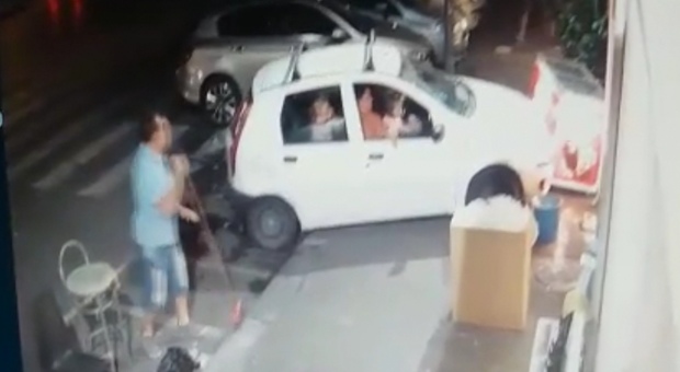 Napoli, l'auto piomba sul marciapiede, coppia di anziane viva per miracolo