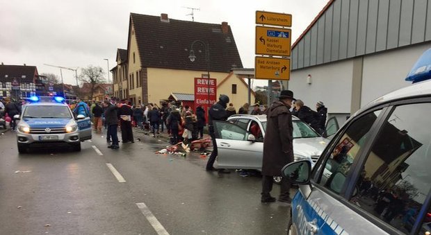 Germania, auto contro corteo di Carnevale, 15 feriti: ipotesi attentato