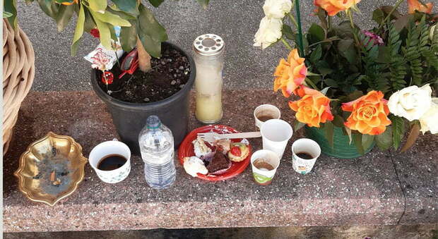 Caffè, sigarette e pasticcini sulla tomba del defunto: il banchetto in cimitero è un'usanza Rom