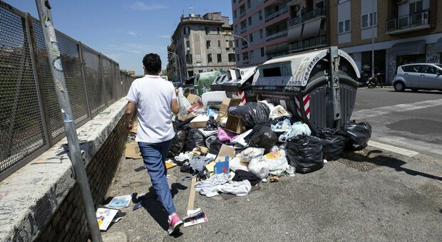 Rifiuti, 7 Regioni per evitare il collasso di Roma: immondizia spedita fuori dal Lazio. Nuovo aumento per la Tari