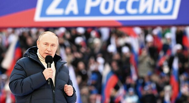 Putin, il discorso in tv si interrompe all'improvviso. Giallo sul motivo, il Cremlino: «Guasto tecnico»