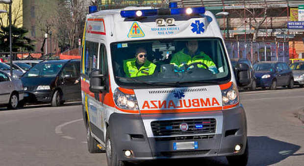 Giallo a Roma, 34enne giù dal quinto piano: morto sul colpo. "Non ha lasciato bigliettini"