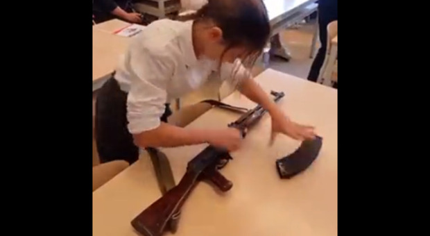 Putin, bambini addestrati alla guerra a scuola in Crimea: i video choc dai media di stato russi
