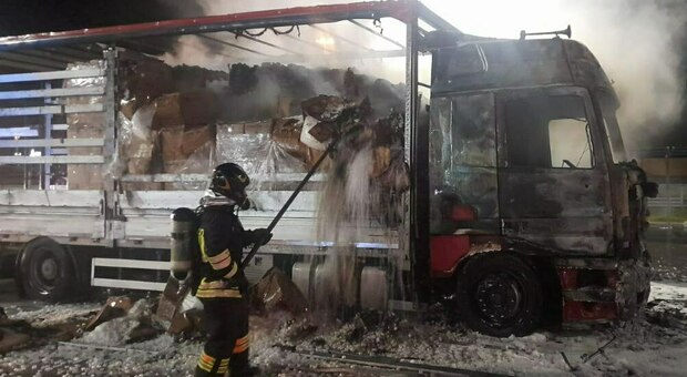 Potenza Picena, si incendia un camion in autostrada: la Polizia Stradale (con i Vigili del Fuoco) spegne le fiamme