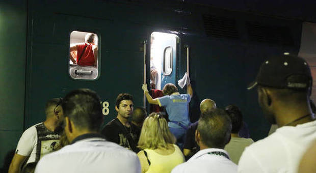 Paura sul treno: ferroviere picchiato, poi i teppisti devastano la stazione