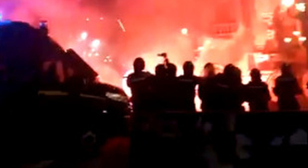 Dpcm, scontri e lancio di petardi a Palermo: ferito un operatore tv e alcuni agenti