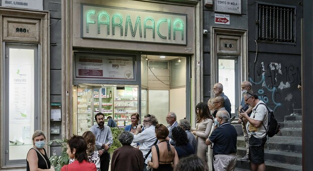 Napoli, inaugurata la rassegna d'arte Farmacopee in Piazzetta Duca D’Aosta