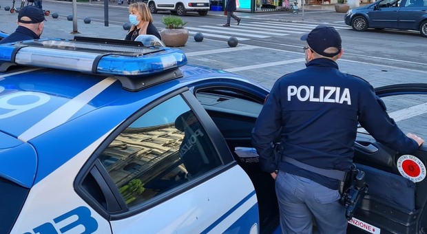 Pescara, scippa una donna e fugge in bus ma al capolinea trova la Polizia: bloccato