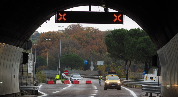 «Vado da Perugia a Cortona a piedi», turista camminava sul raccordo, multata dalla polizia