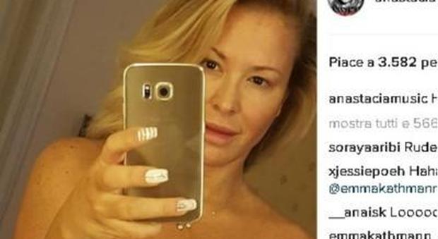 Anastacia pubblica un selfie nuda e sorprende i fan: ecco il motivo