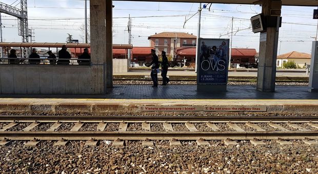 Il corpo senza vita del ragazzo dietro il muro del sottopasso in stazione a Rovigo