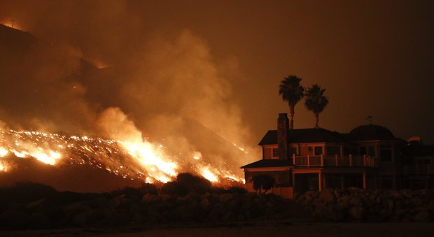 Usa, la California brucia, paura anche a Los Angeles: un morto e oltre 150mila evacuati