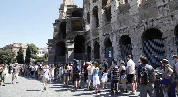 Roma, vende a 17 euro biglietti Atac usati come ticket per il Colosseo: arrestato