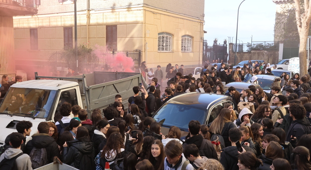 La protesta degli studenti del Sannazaro