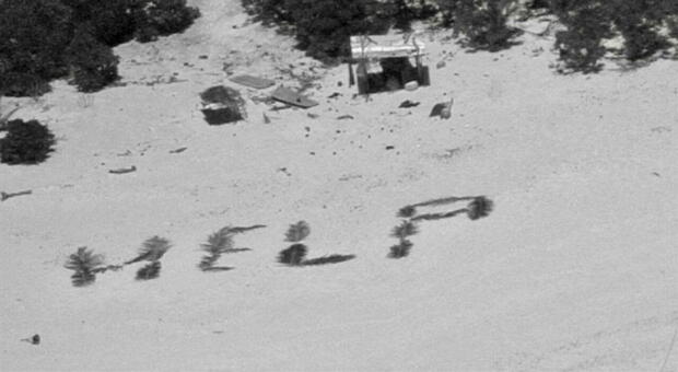 Naufraghi salvati grazie alla scritta “help” sulla spiaggia con foglie di palma: i tre pescatori su un atollo del Pacifico per 9 giorni