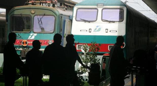 Paura a bordo del treno a Casoria: aggredito il capotreno e vettura bloccata