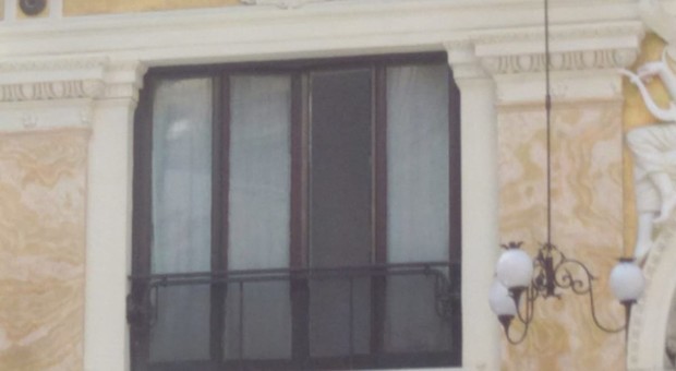 In frantumi il vetro dell’edificio della banca d’Italia appena restaurato: «Le pallonate dei ragazzini creano sempre più danni in Galleria»