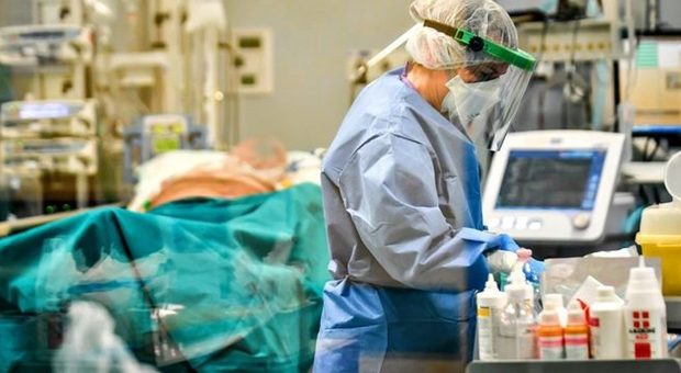 Coronavirus, 369 morti in più ma è caos con i dati della Lombardia: conteggiati ancora 152 decessi di aprile