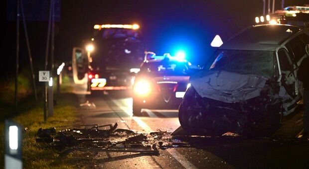 Incidente sulla Feltrina a Pederobba. Violento scontro frontale tra un'Audi A3 e un Discovery: morto un 22enne e tre feriti