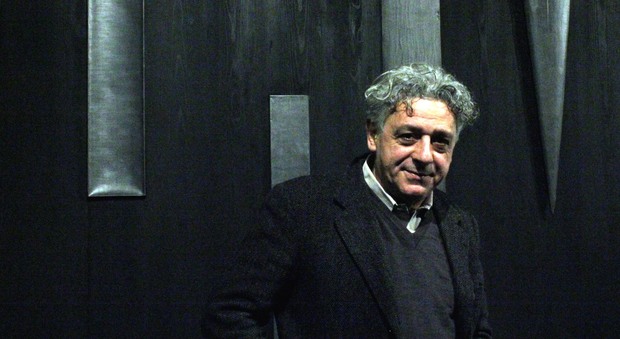 Nunzio davanti alla sua opera "Selva" (1990)