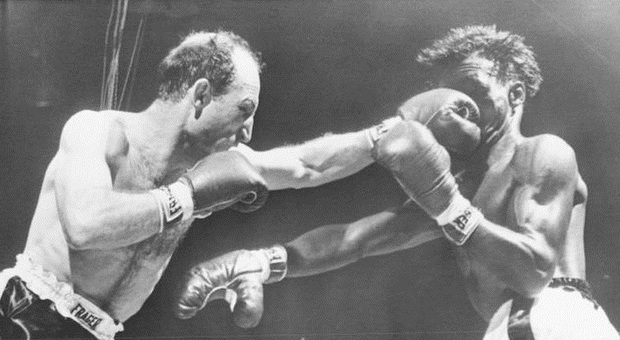 Paolo Rosi colpisce Brown nella sfida modiale del 1959