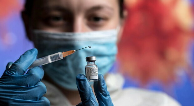 Lo studio: «Senza vaccino anti Covid l'Italia sarebbe stata in zona rossa da agosto»