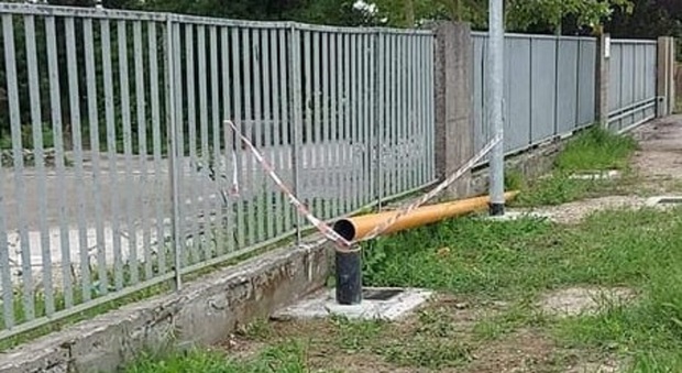 Il palo arancione dell'autovelox entrato in funziona a marzo sulla statale Adriatica in comune di Bosaro