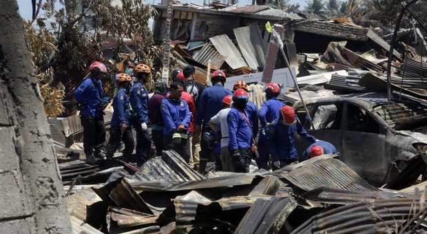 Indonesia, assalto ai negozi: la polizia spara in aria. Soccorsi lenti, nuova scossa di terremoto