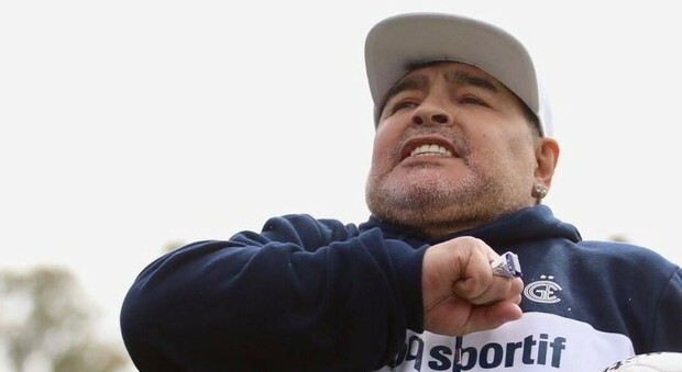 Diego Maradona ricoverato in ospedale a La Plata: «Problemi di carattere emotivo»